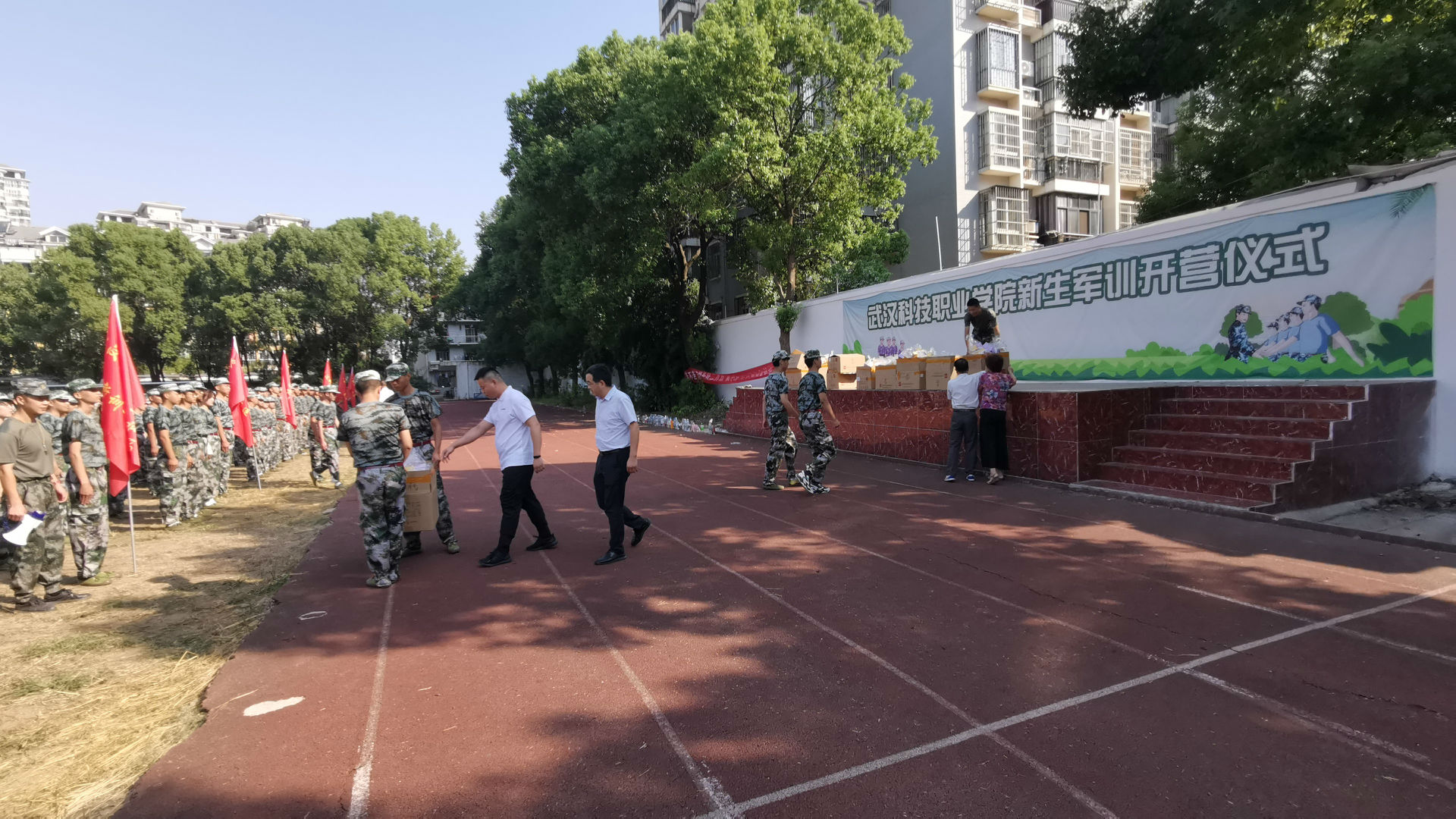 “浓情中秋，爱满校园”必赢官网为军训新生发放月饼